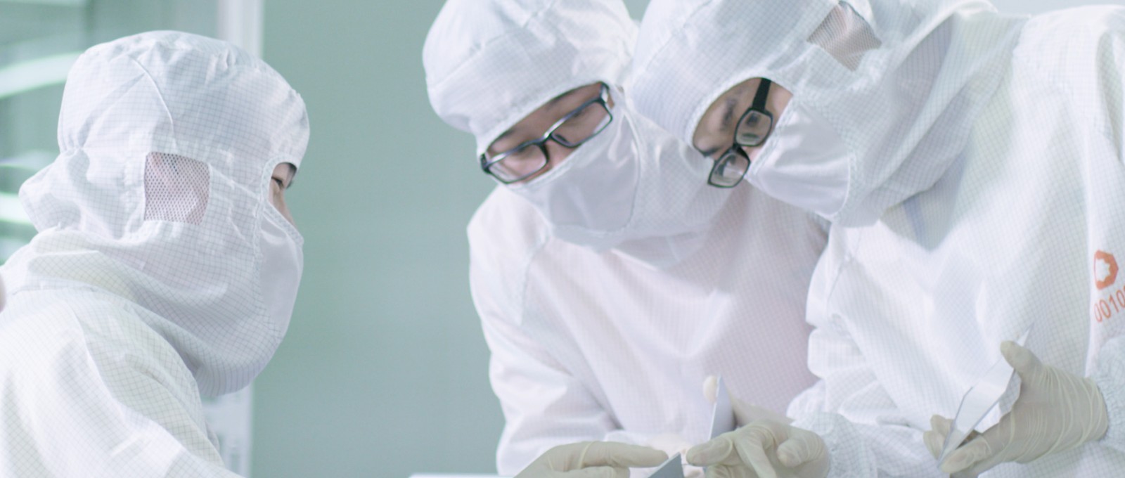 图六：我们专心专研——国显科技：2月14日，，，，安徽蚌埠，，，，研发职员讨论交流，，，，为产品顺遂量产筑力.jpg