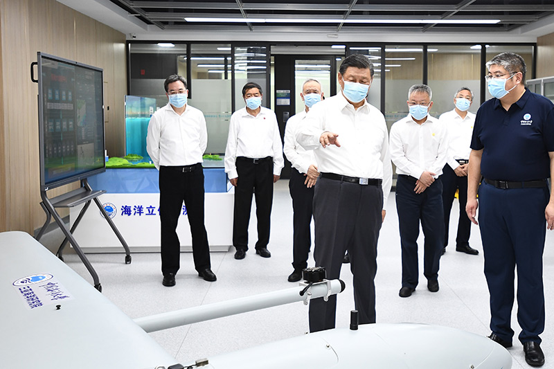 4月10日至13日，，，，，中共中央总书记、国家主席、中央军委主席习近平在海南考察。。。。。这是10日下昼，，，，，习近平在中国海洋大学三亚海洋研究院考察。。。。。新华社记者 燕雁 摄