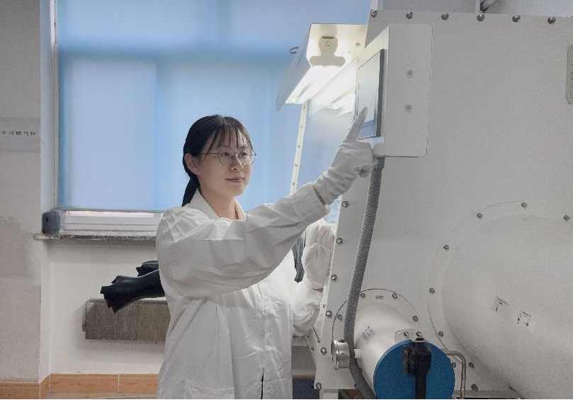 科研一线丨石爽爽：晶体生长虽慢，，但每一步都通向光的未来